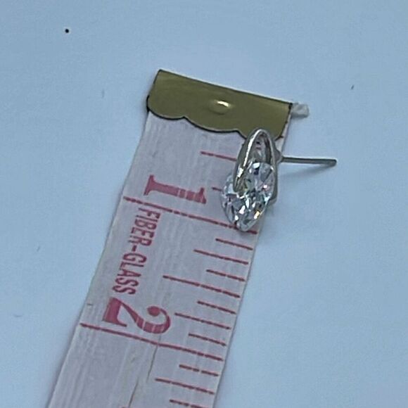 Heart crystals set in Rhodium plated earrings. - Picture 7 of 8